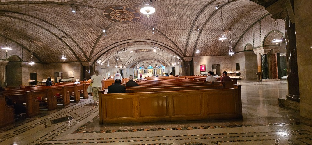 Fotografía de la cripta de la Basilica de la Inmaculada Concepción